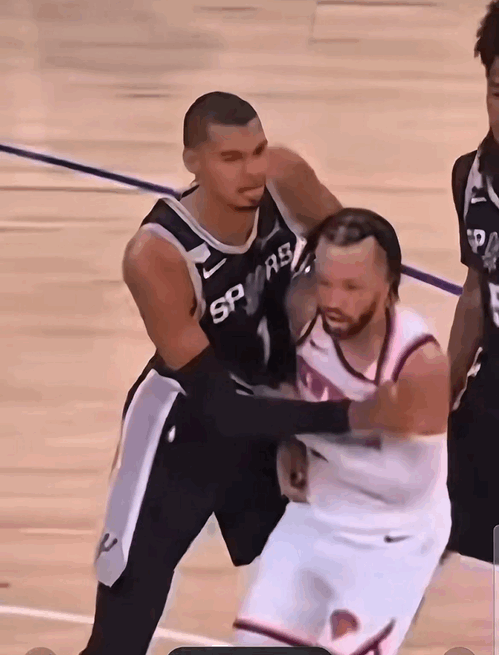 斯特恩报道，NBA 按照惯例，将于今天审查维克托·文班亚马在第一节对杰伦·布伦森