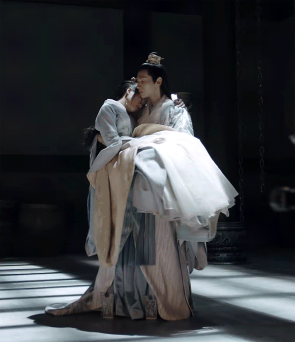 罗云熙在不同电视剧的公主抱：《白发》饰演容齐 抱张雪迎，《香蜜沉沉烬如霜》饰演润