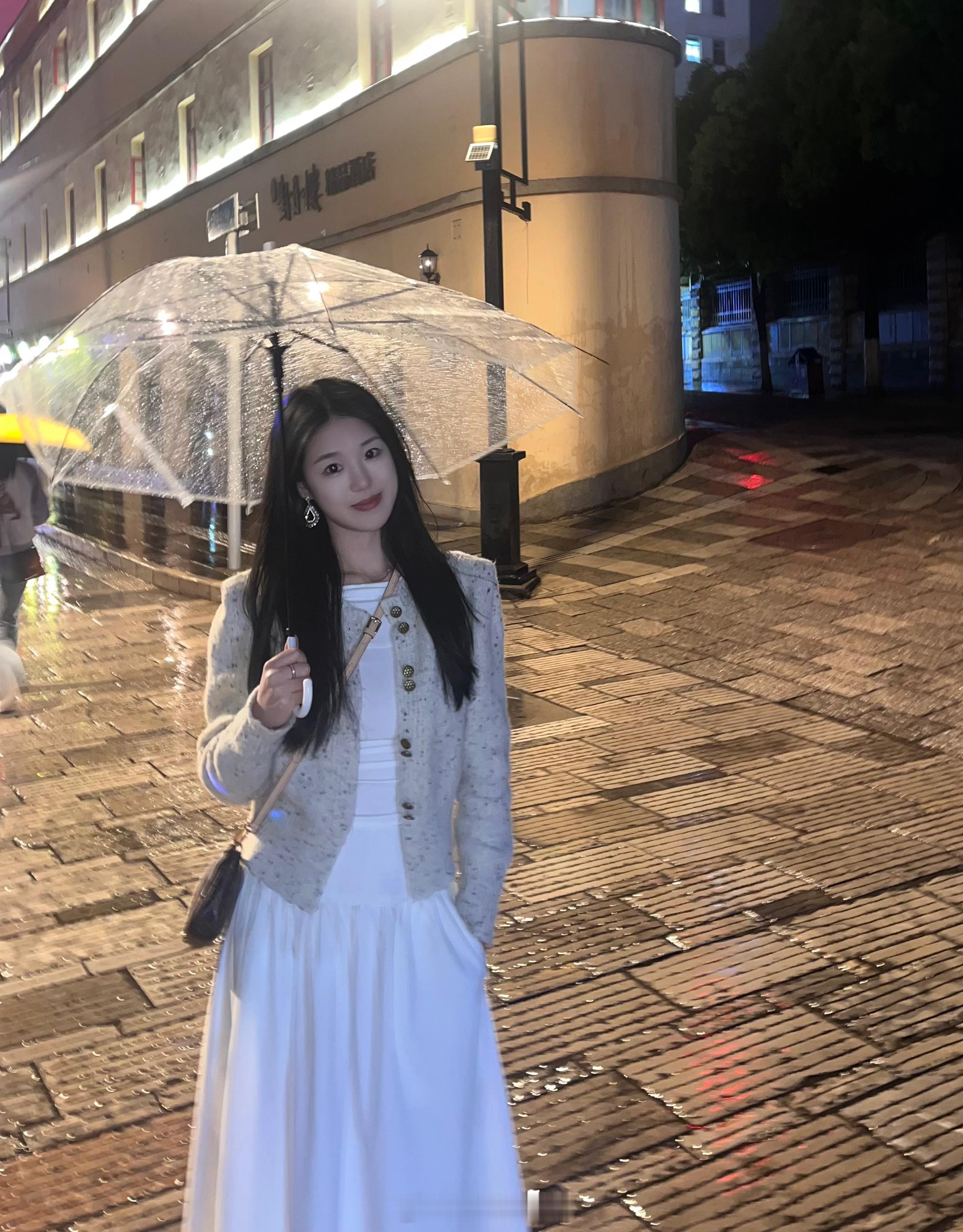 虽然连续三天都下雨，但是也能想象到晴天的昆明有多美，滇池虽然没看到海鸥但是云雾缭