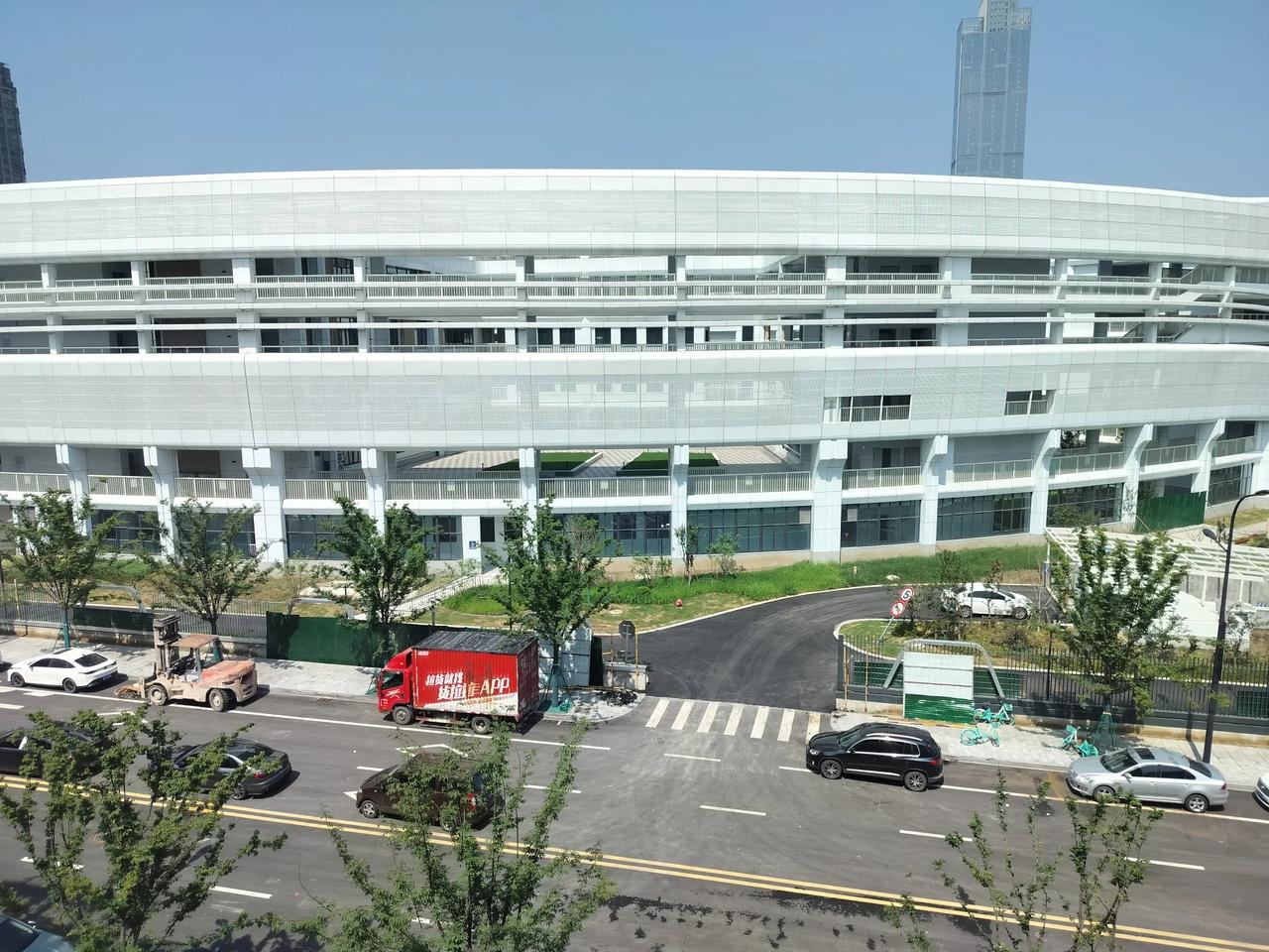 人事辞职回家带娃，我劝她：‘’女人任何时候都要有份养活自己的收入。‘’
她撇撇嘴