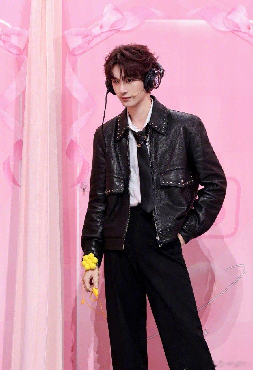 丁程鑫把栀子花开说成晴天丁程鑫这次加感情了你好星期六 小丁你可太会了！前一秒嘴瓢