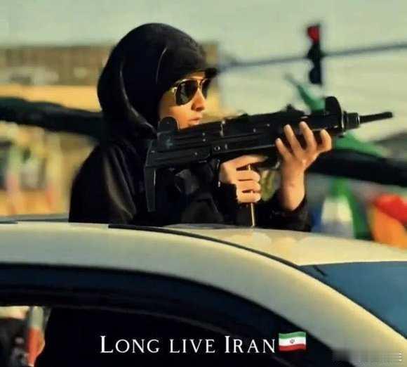 伊朗革命卫队发布的宣传照片，一名巴斯基妇女手持以色列乌兹冲锋枪。 