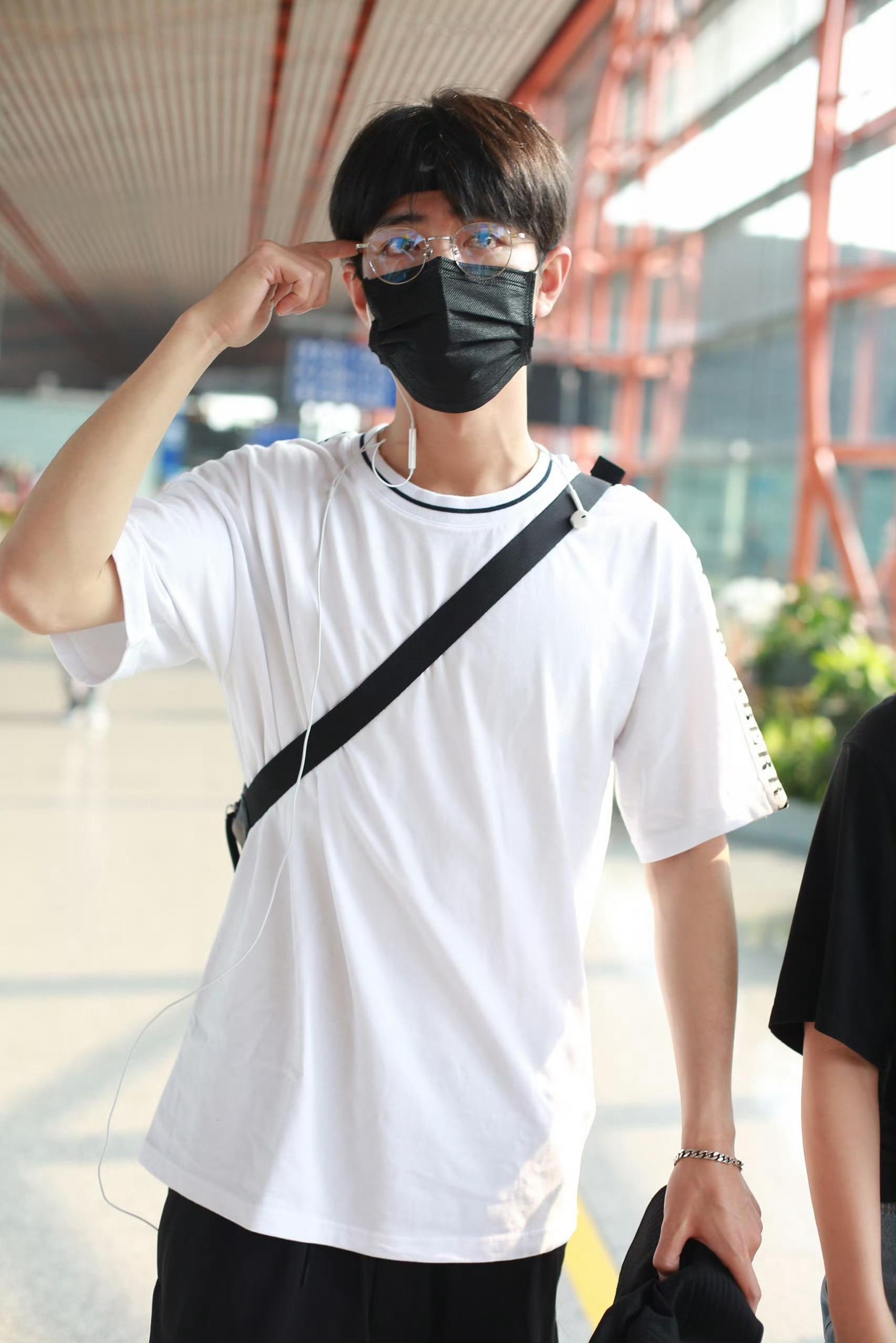 肖战 180914 北京✈️杭州 发带战真帅真好看啊！完全看不够！ ​​​