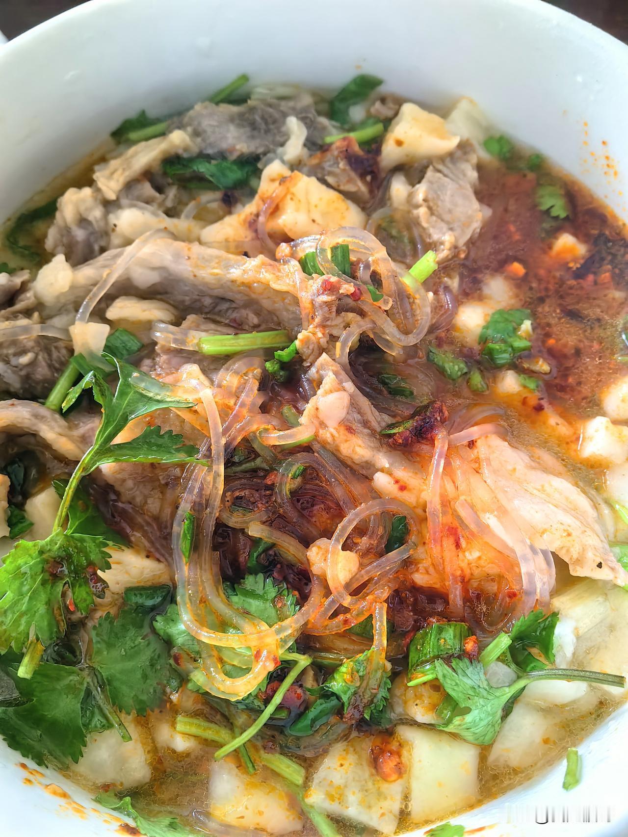 公司的“羊肉泡馍”。

今天上午去工地办事，中午本来不准备回公司，后来临时有事回