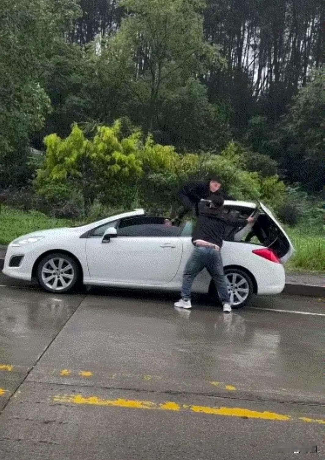 说实话开这敞篷跑车上街不尴尬吗？全新车都才30多万，二手车几万块，性能弱得一塌糊