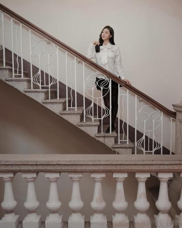 藝人馮盈盈既是港姐冠軍，由細到大也是「學霸」讀書相當叻，近年更重返校園完成碩士課