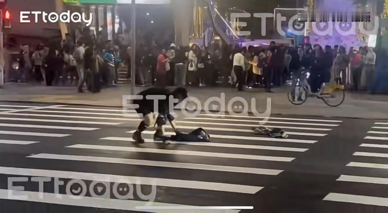 12月19日台北市一名青年拿着烟雾弹和刺愣伤及无辜！

关键是现场有非常多的人，