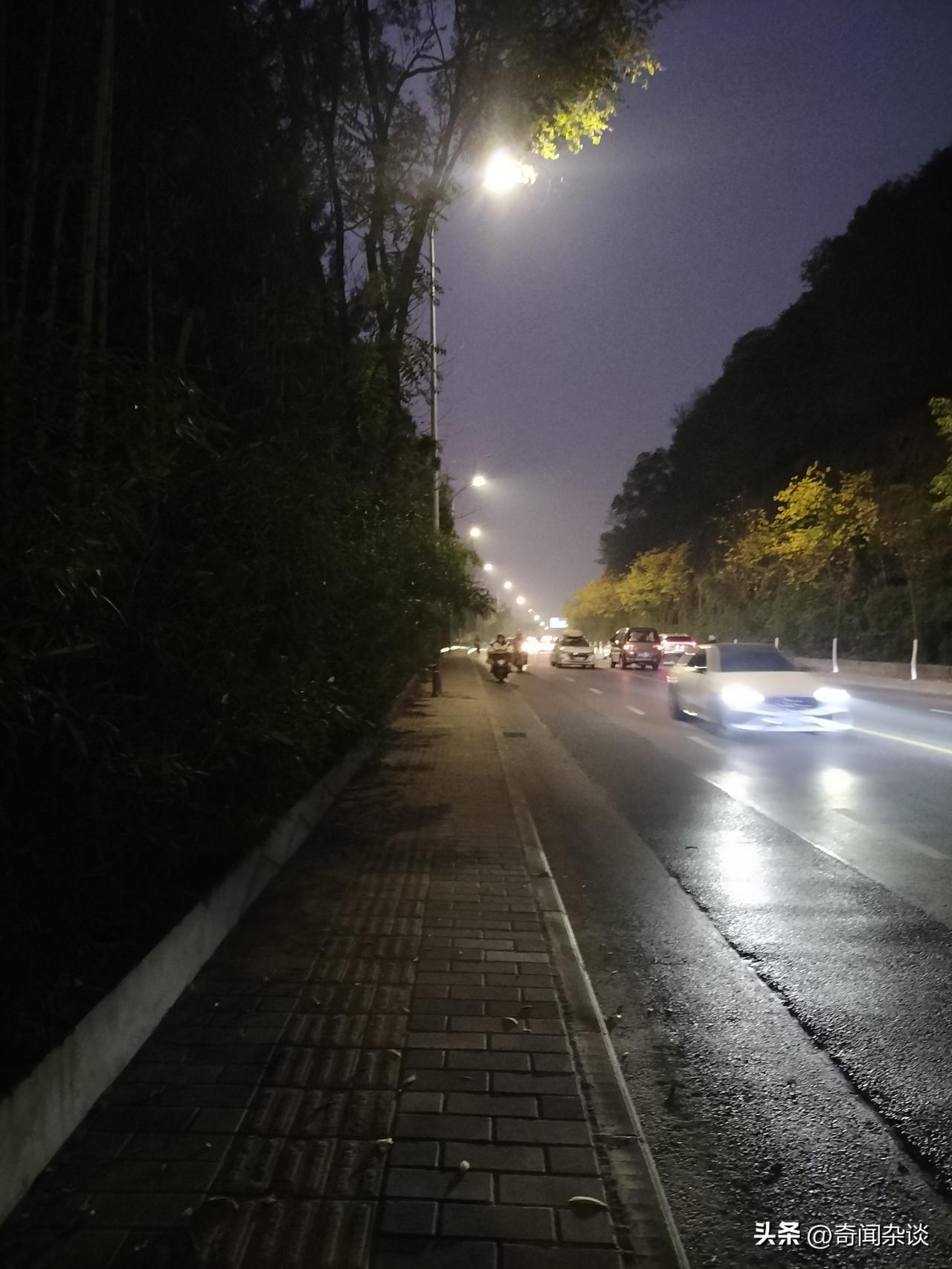 刚跟朋友聚完，走在车来车往的路上往家晃
 
晚上跟朋友聚完，走在一条车流量不小的