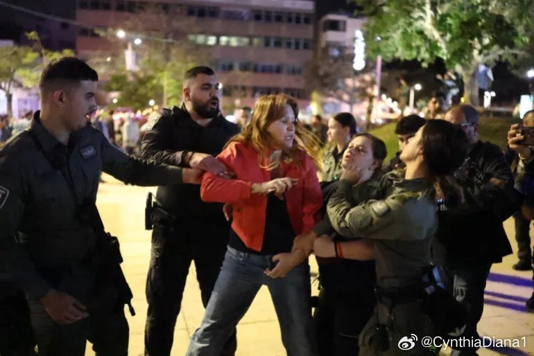 (UTC01：40)照片：特拉维夫警方控制反战抗议者 