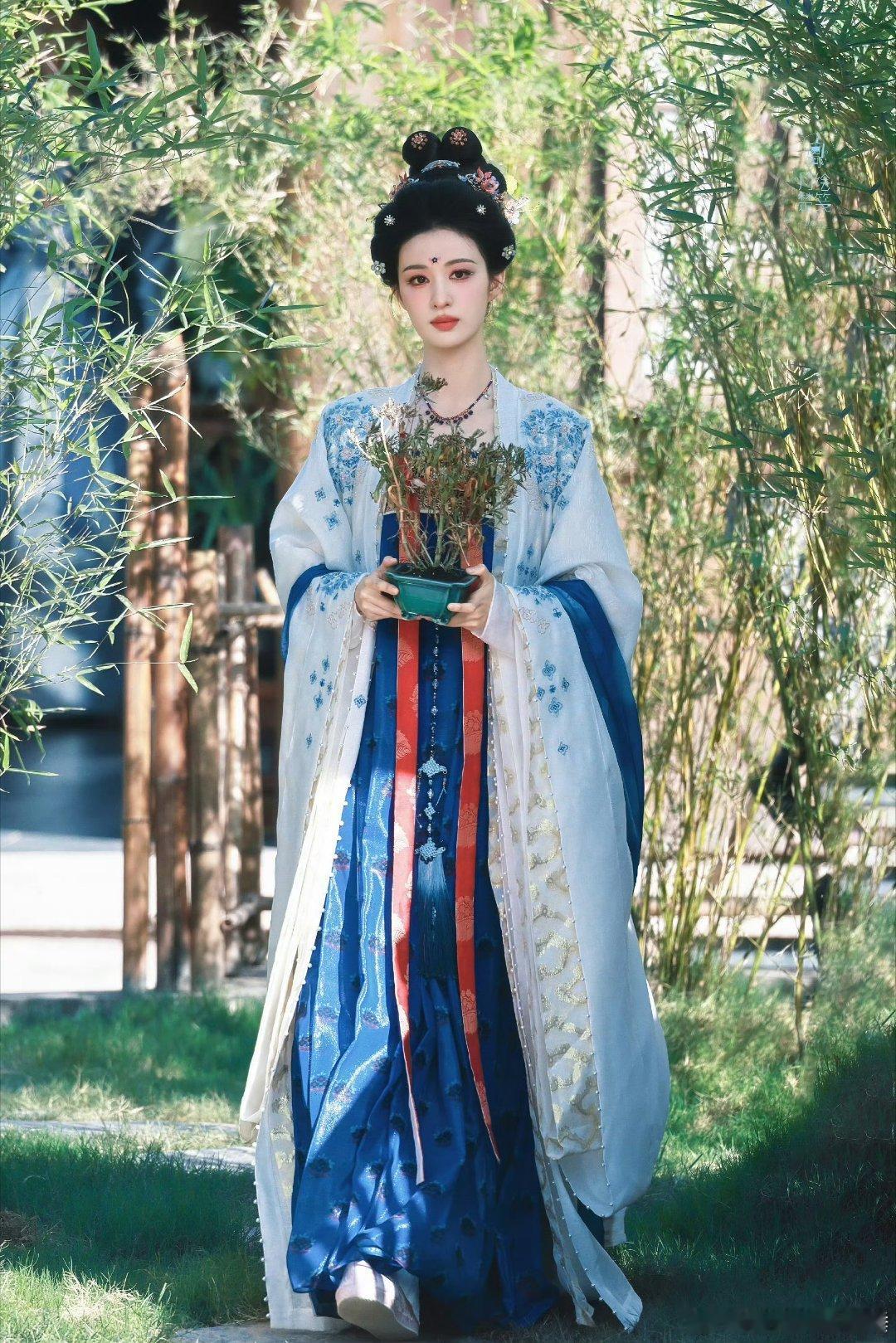 近期在拍剧女主妆造，感觉现在电视剧服化道也是用心了，都还挺好看的 
