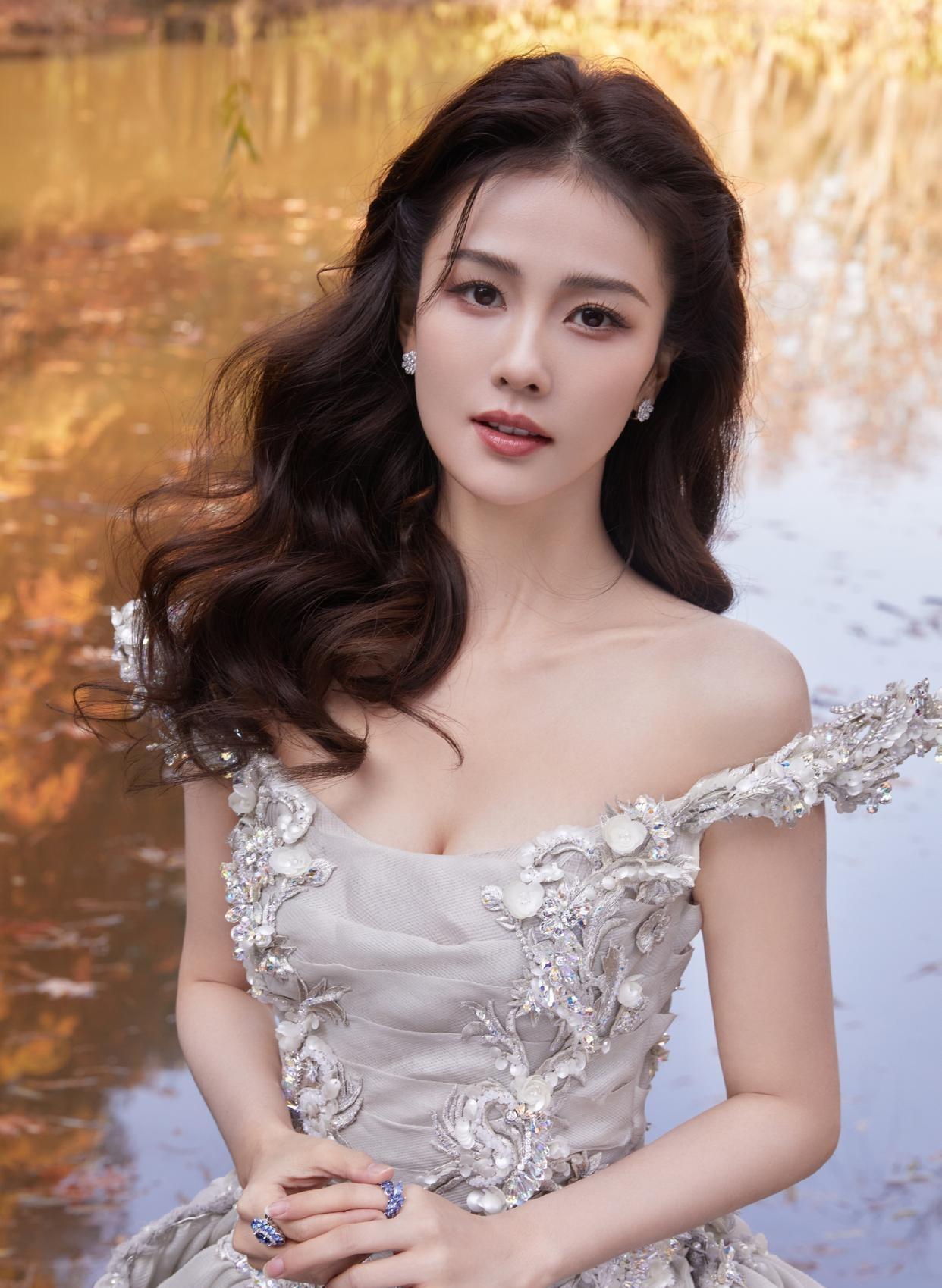 白鹿这组魅力写真太惊艳了，一眼沦陷，心动到窒息！