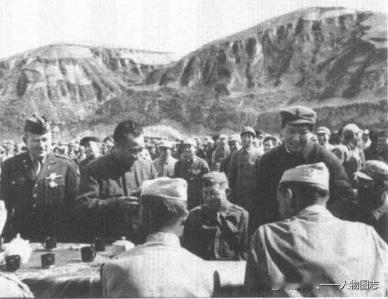 1944年，毛泽东、朱德在延安机场为美军观察组包瑞德授勋