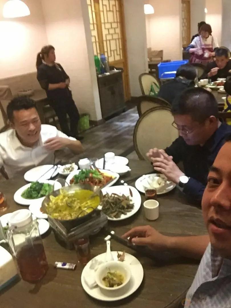 上海，6位顾客自带食物去餐馆吃饭，只花19元点2碗汤，用店里的醋、辣椒、纸巾，最