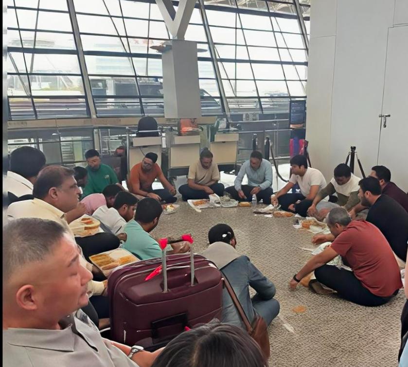 阿三哥什么时候离开？上海机场受台风影响大批航班临时停飞，不少外籍旅客滞留候机大厅