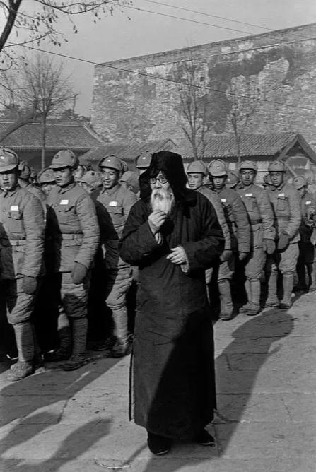 1948年12月，北平，不知所措的老人在人群中寻找自己的儿子，他的儿子被国民党强