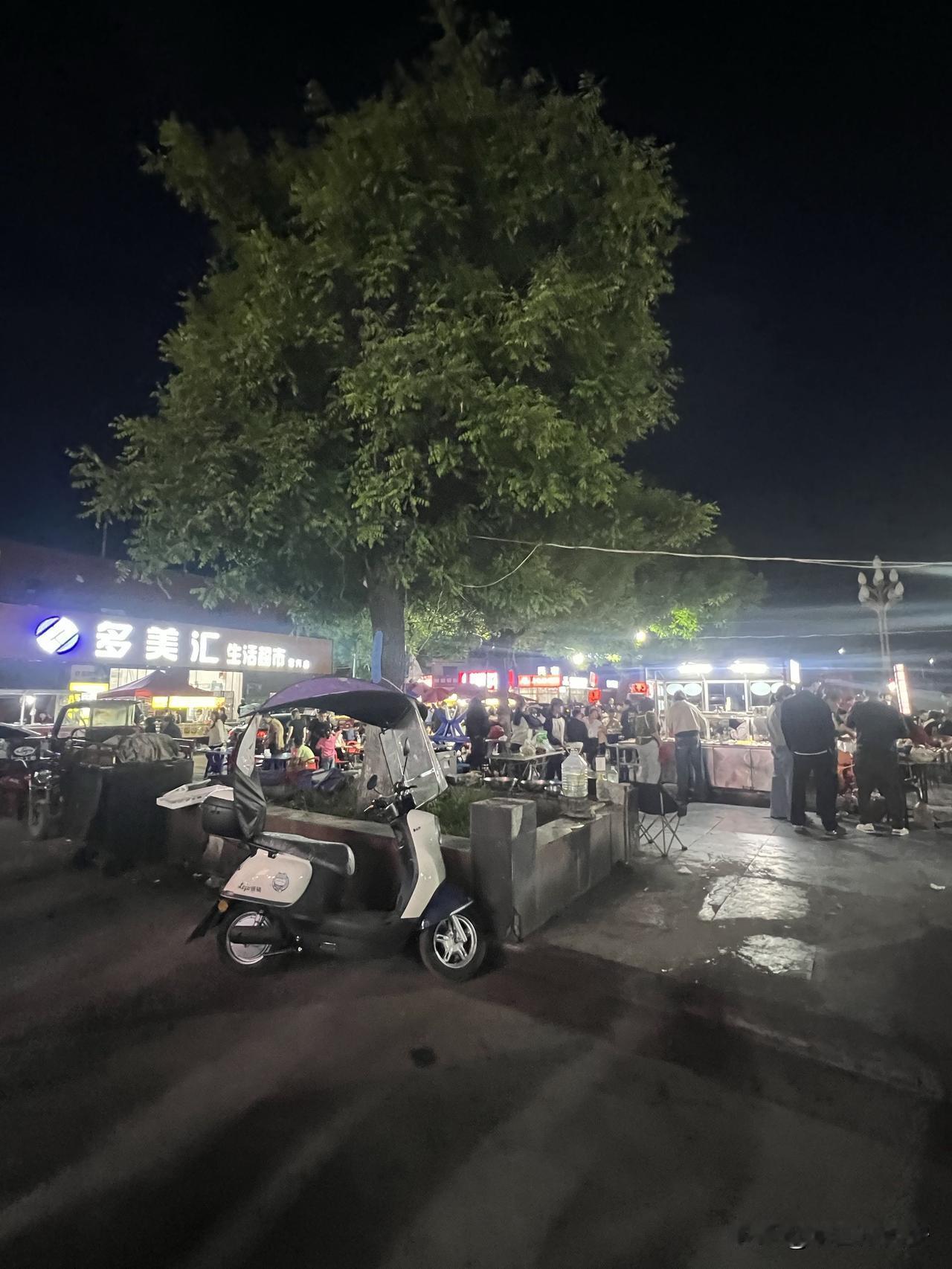 五一假期第二天眉县常兴夜市：烟火升腾，人气爆棚

五月的晚风褪去白日的燥热，
