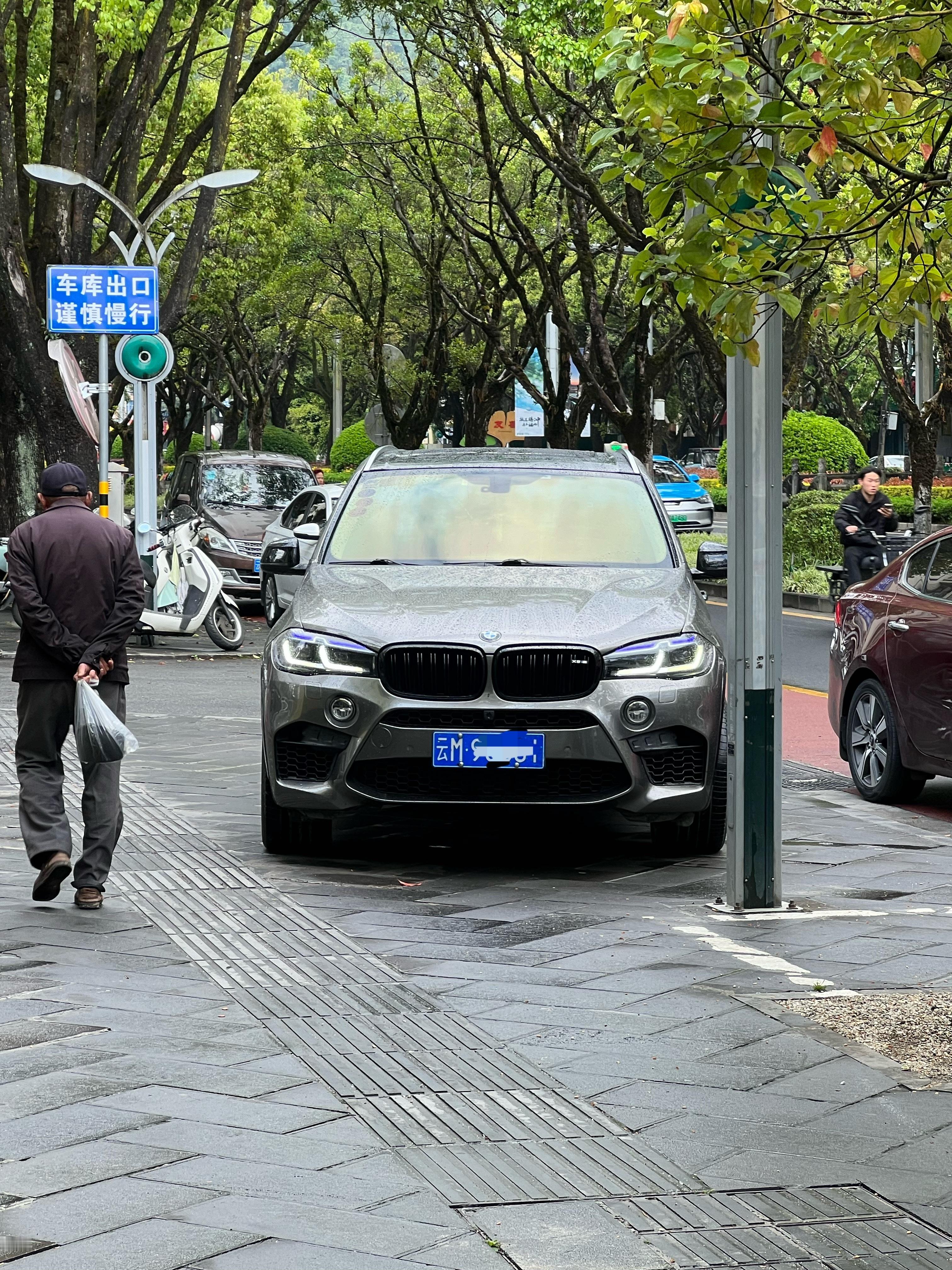 猛一看，嚯 X5M再一看，不对～ 哪里怪怪的仔细一看，哪儿里都是怪怪的 