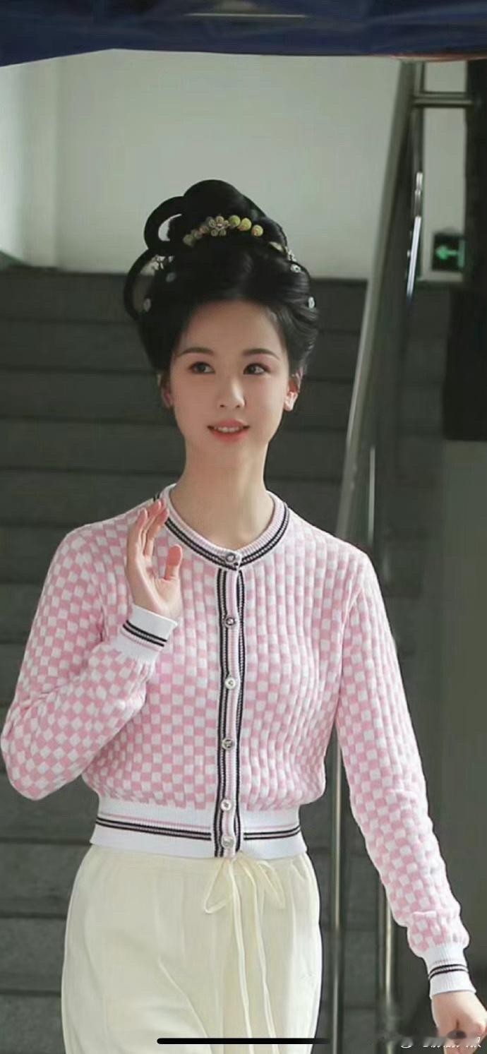 陈都灵这盘发跟风梦华录？只不过刘亦菲的贴头皮了 ​​​