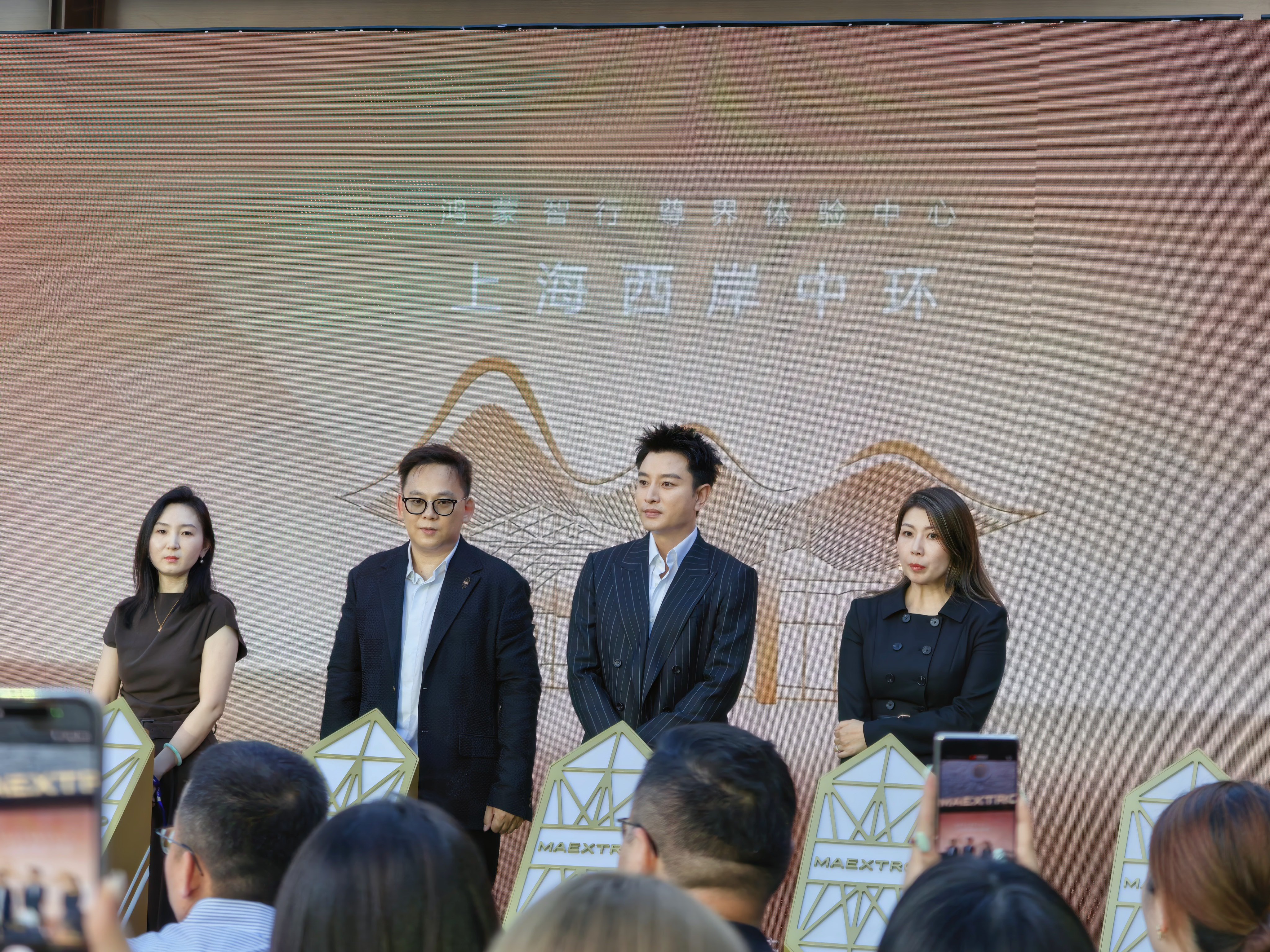 尊界V800 首批交付刘嘉玲、贾乃亮、陈赫、袁弘&张歆艺的尊界都在这里了。  ​