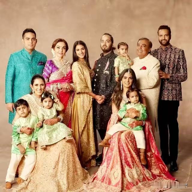 印度首富安巴尼一家2026新年全家福。