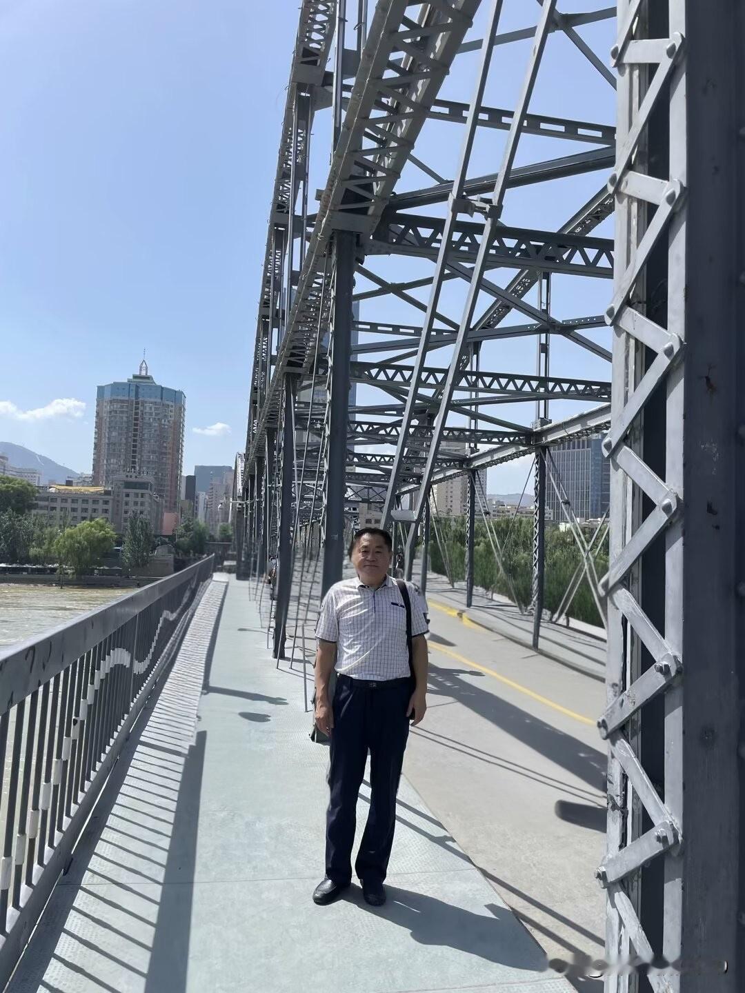 今年秋季开学季我再次到兰州走过中山桥，兰州黄河铁桥（现在叫中山桥）当年造价30万