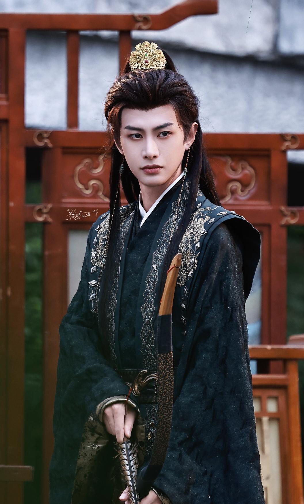 很奇怪，
很多短剧男演员，要么古装出彩，要么现代装出彩，真正两者都突出的真的少之