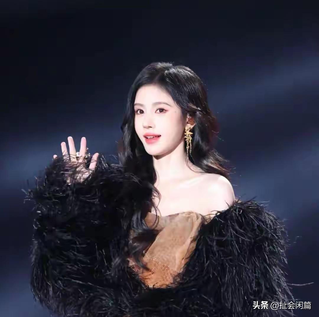 鞠婧祎，被实名举报偷税漏税。

31岁的她出身普通家庭，父母都是上班族，从小被送