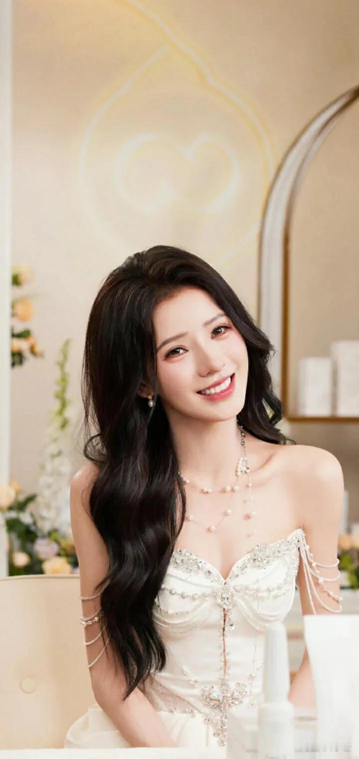 甜美婚纱照总是让人陶醉！就像女排国手王梦洁和爱人牛思嘉的婚照，粉色婚纱衬得她俏皮