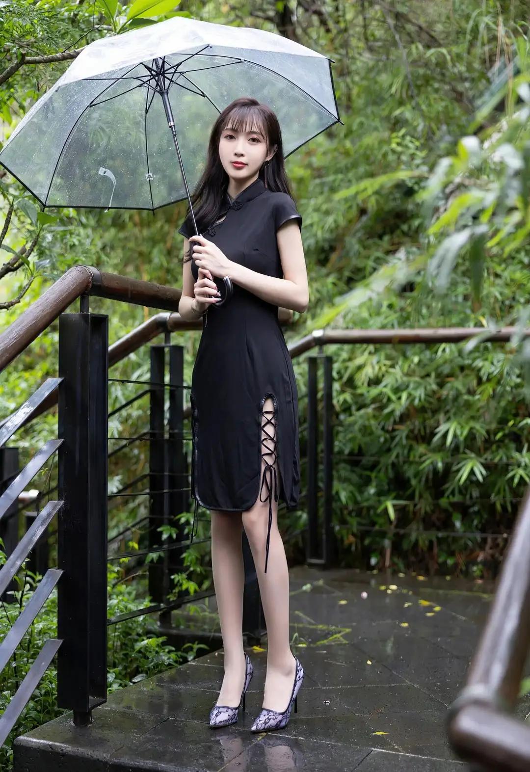 伞骨承着雨滴的重量微微颤动时，我忽然明白江南的梅雨是有骨头的。她握着透明伞柄的指