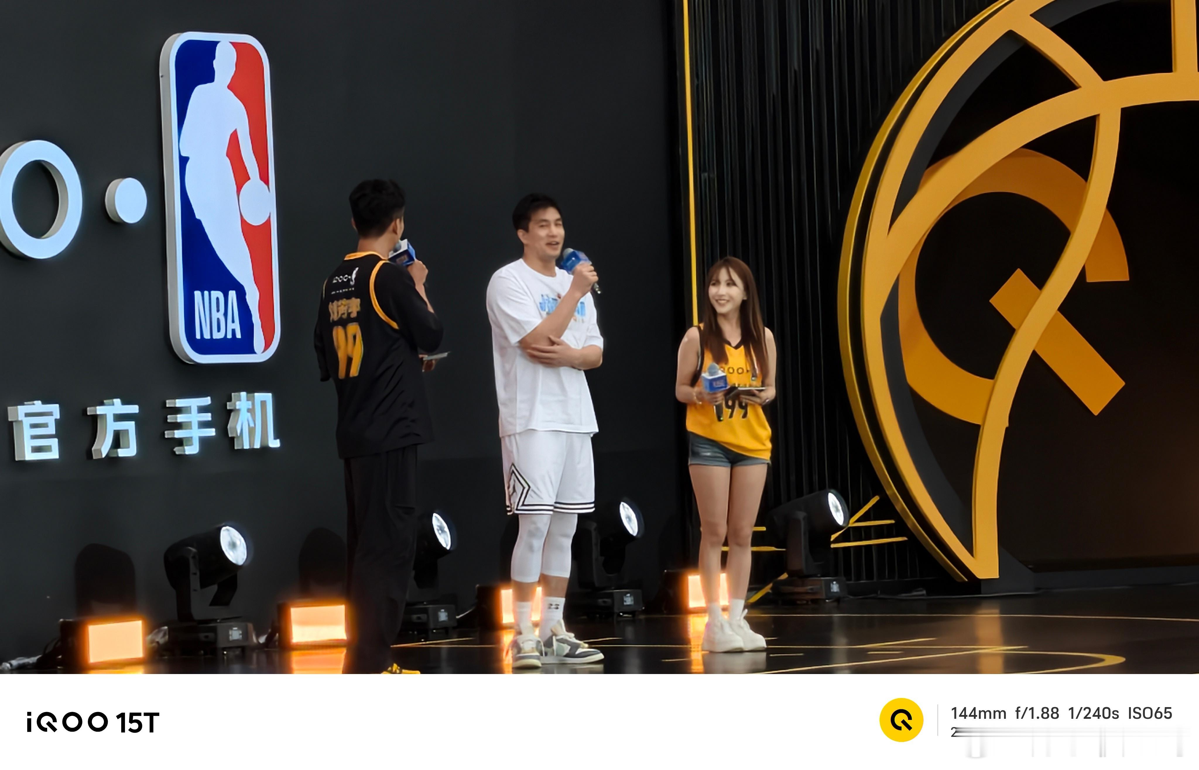 iQOOxNBA高校篮球赛郭艾伦出来的时候全场都嗨皮了，本人比电视上还帅，本人非