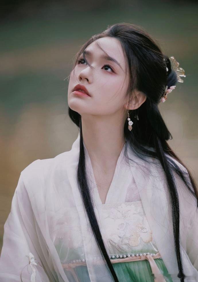 现在仙侠剧的妆造越来越卷了，林允在水龙吟里每一秒都绝美啊，好期待这部剧林允水龙吟