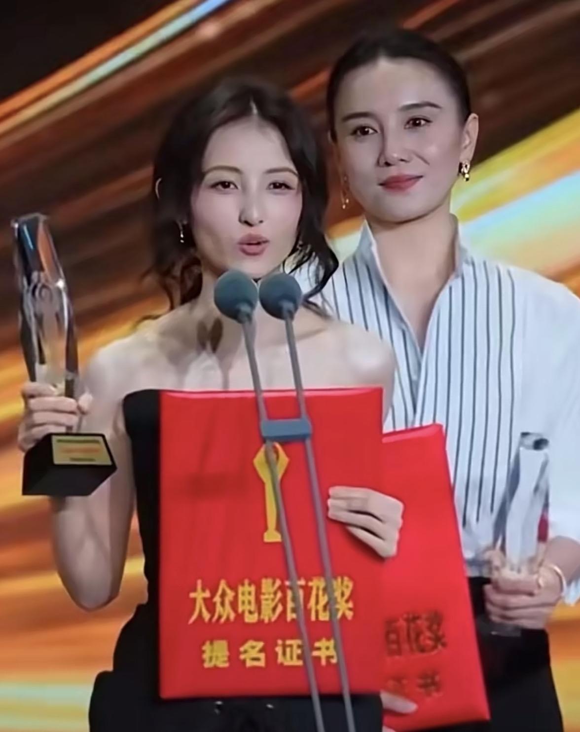 张子枫（捧着奖杯，刚结束发言，侧过身）：佳姐，谢谢你。
宋佳（眼底带着笑意，轻轻