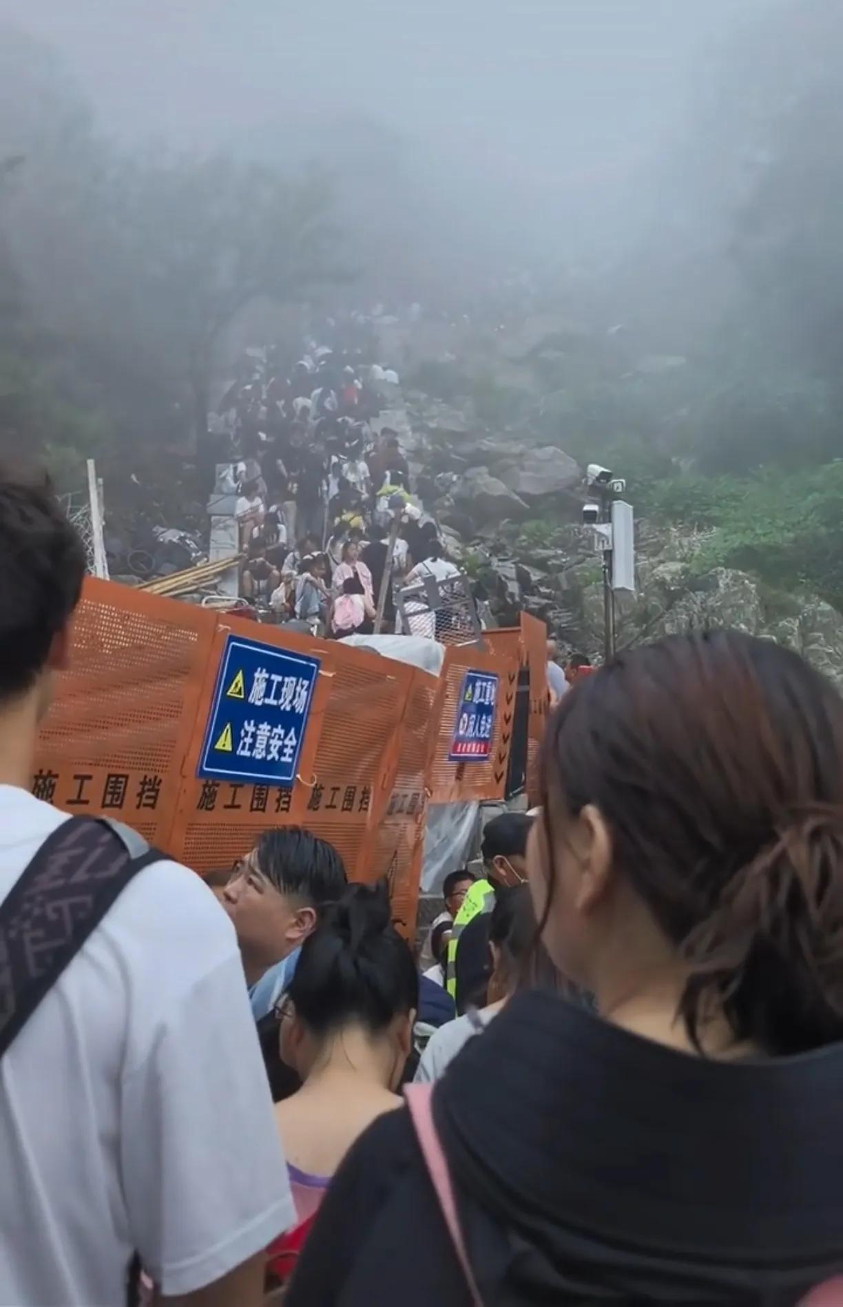 国庆的第一批勇敢者已经开始爬泰山了，前后都是乌泱泱的人群，要是内急的人卡在中间，