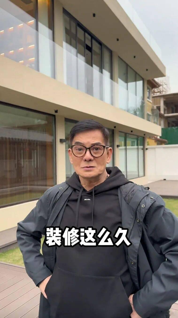 72岁香港老戏骨李国麟生活富贵，陪独生女挑金项链，曾炒股欠债二百多万 
