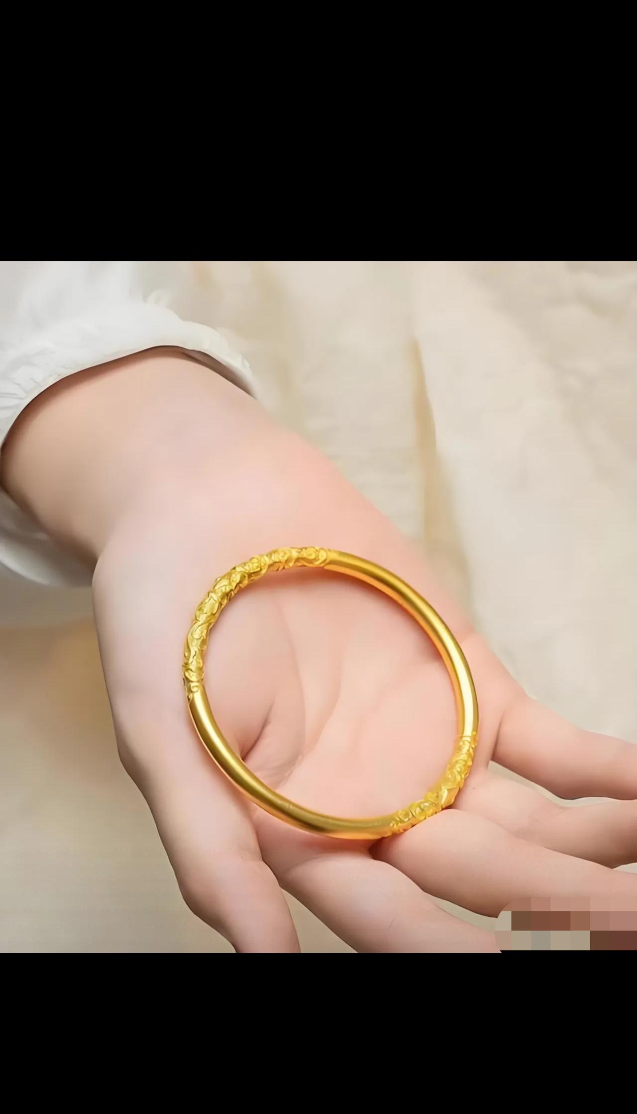 新疆，男子和女子恋爱4个月分手，他要求女子退还金手镯、手机，礼金共计8万多，一审