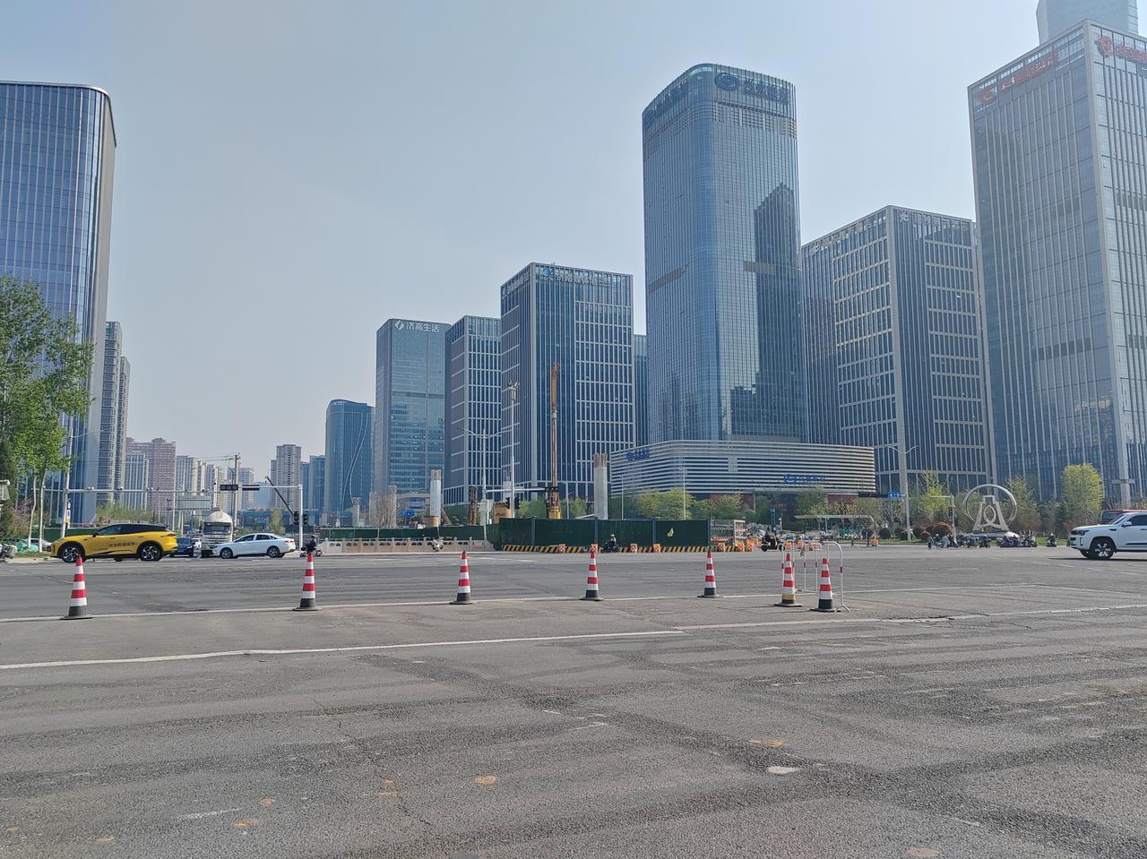 济南凤凰路高架，建设现状！
图片显示，在济南经十路与凤凰路交叉口附近，凤凰路高架