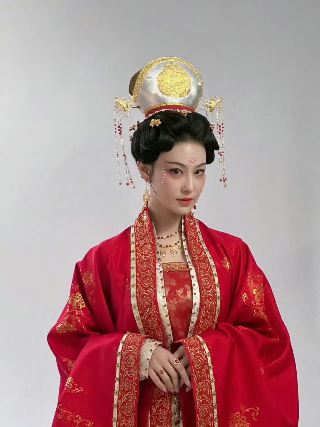 宋朝宫廷女性的“头冠”发饰到底有多奢华？从《清明上河图密码》张馨予饰演的章七娘头
