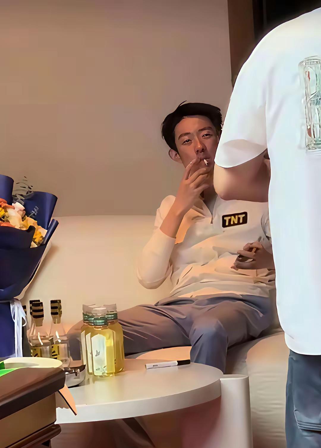 为啥吴宜泽比赛间隙总要抽一支？
看懂赛场压力就全明白了

最近吴宜泽世锦赛夺冠后
