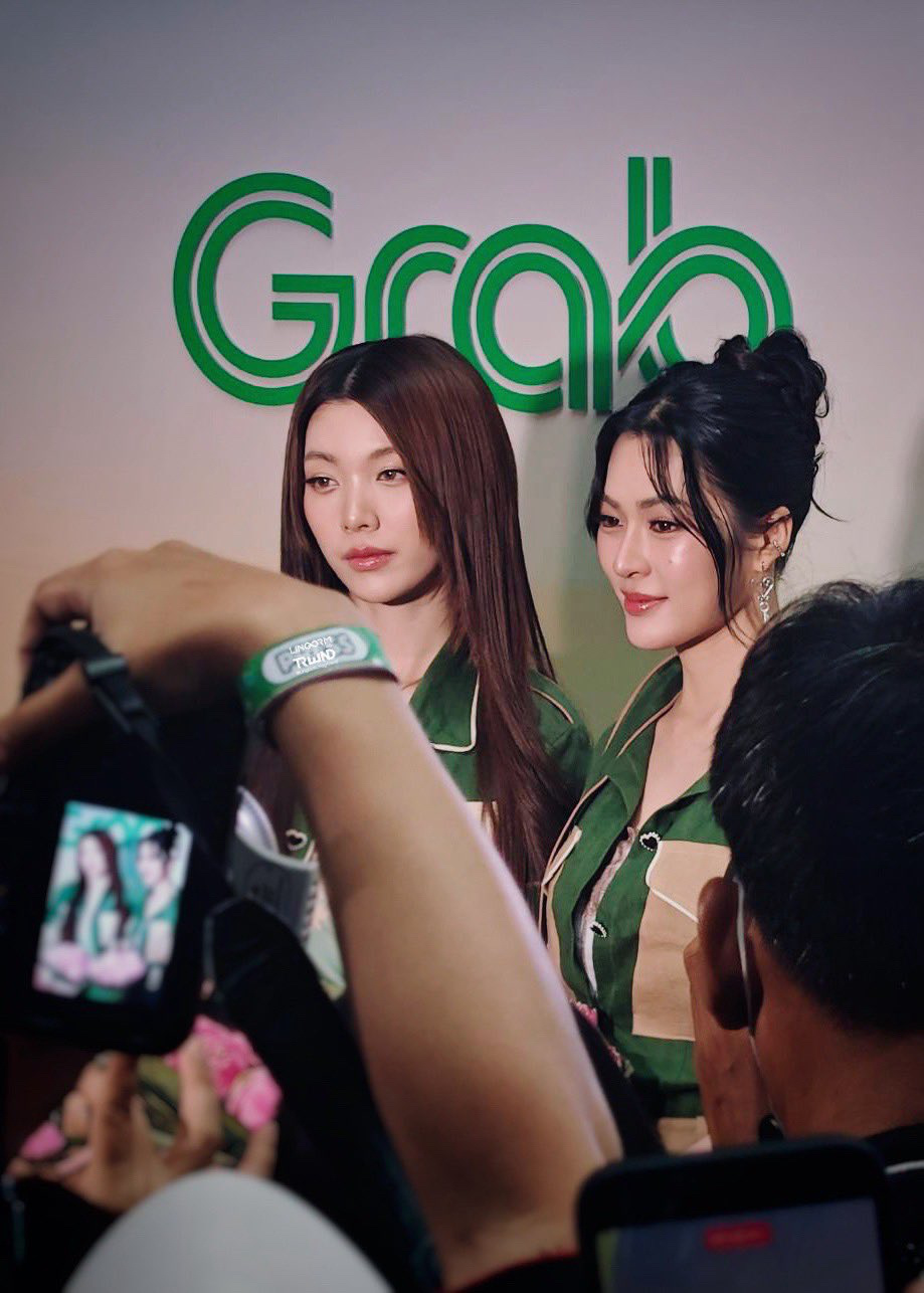 哇….长得太厉害了 漂亮女人旁边还是漂亮女人 