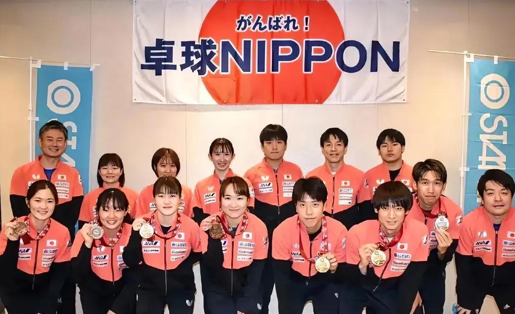 日本队员拿了这么多奖牌啊，伊藤美诚应该是日本队拿到的最高奖吧？和张本智和紧挨着。