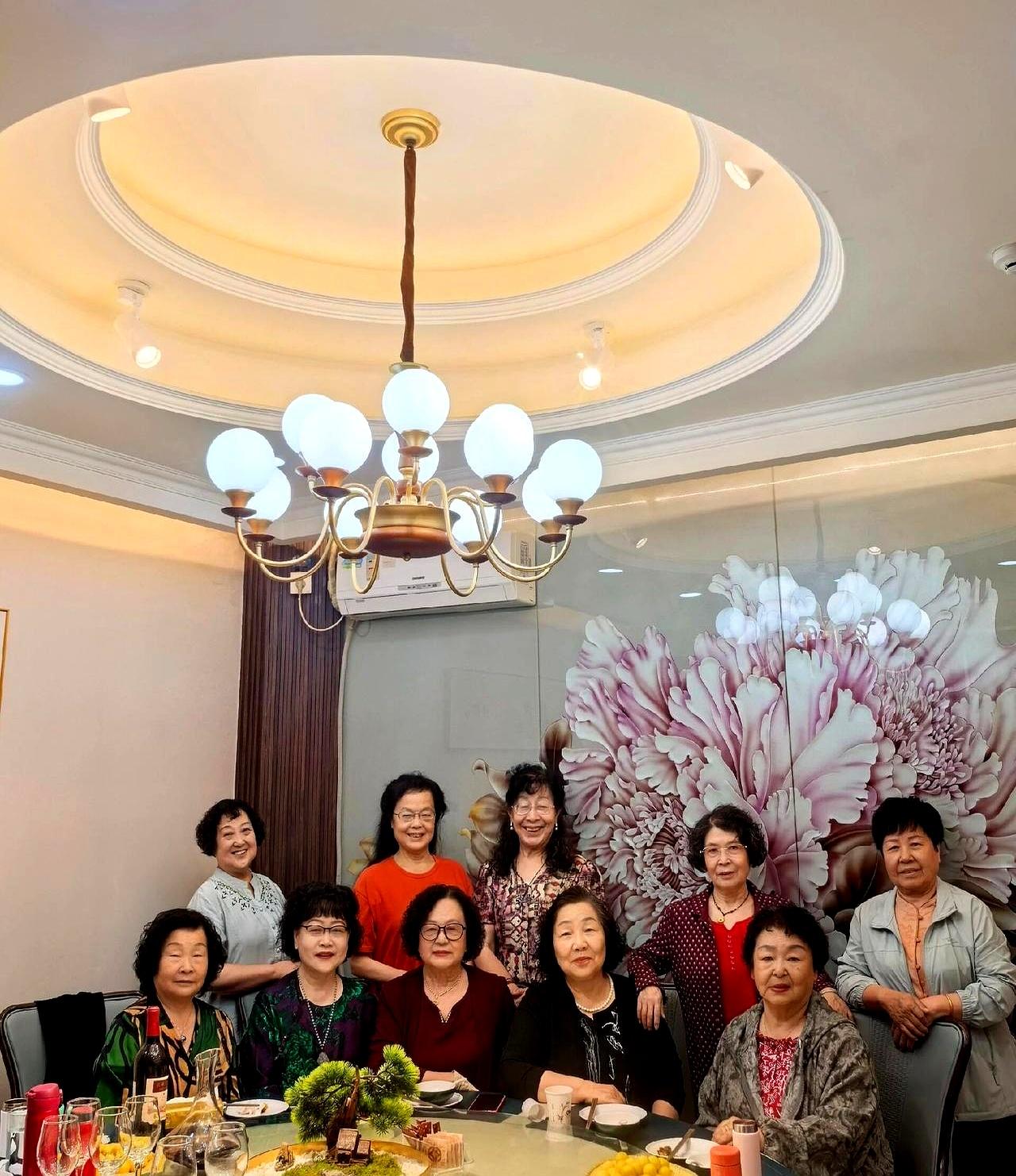 现在的手机美颜滤镜真的害人不浅，关掉磨皮瞧瞧，镜子里那个满脸褶子、眼角下垂的老太