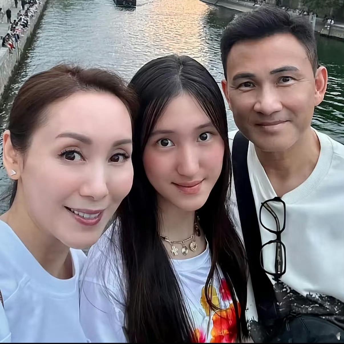 郭可盈婉拒15岁女儿出道好像不适合出道吧 