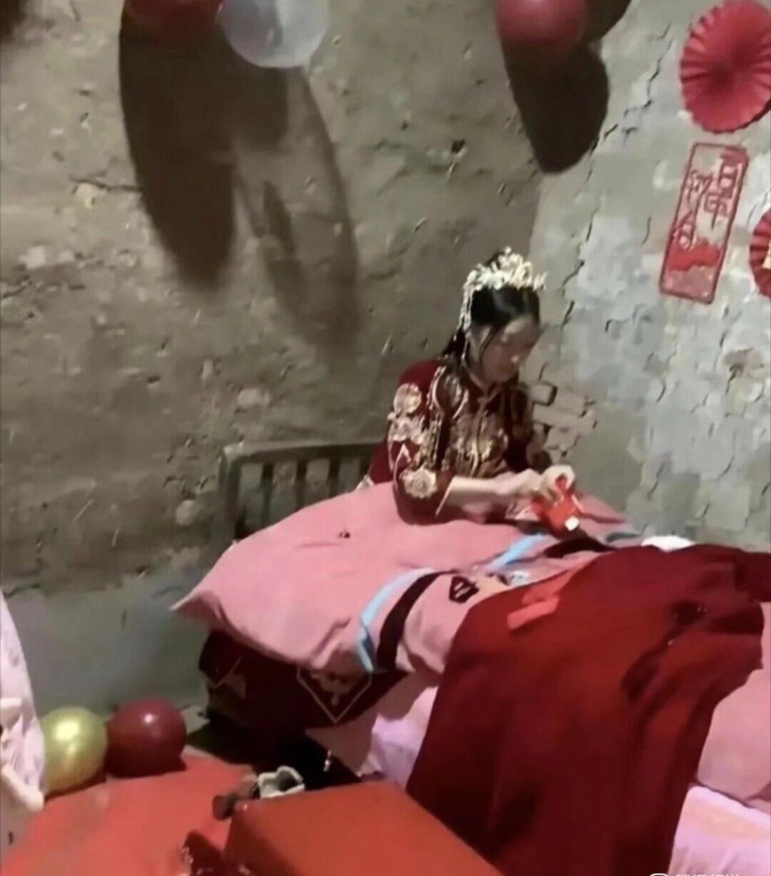就这条件，还能娶到新娘？
也不知道她是怎么想的？