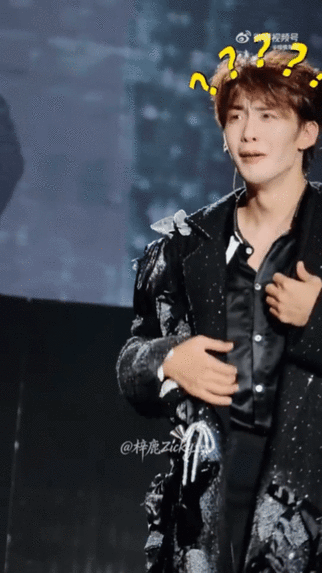 舞台上又酷又飒的主唱，怎么一被喊“老公”就汗流浃背到手足无措！耳朵红得像熟透的草