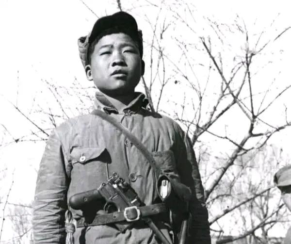 1942年，16岁的八路军小战士宋双来在送信的途中遭遇日伪军的袭击，情急之下，宋