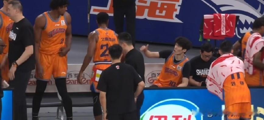 CBA季后赛半决赛的比拼当中，上海久事主场迎战北京北汽的比拼已经来到了第二场对决