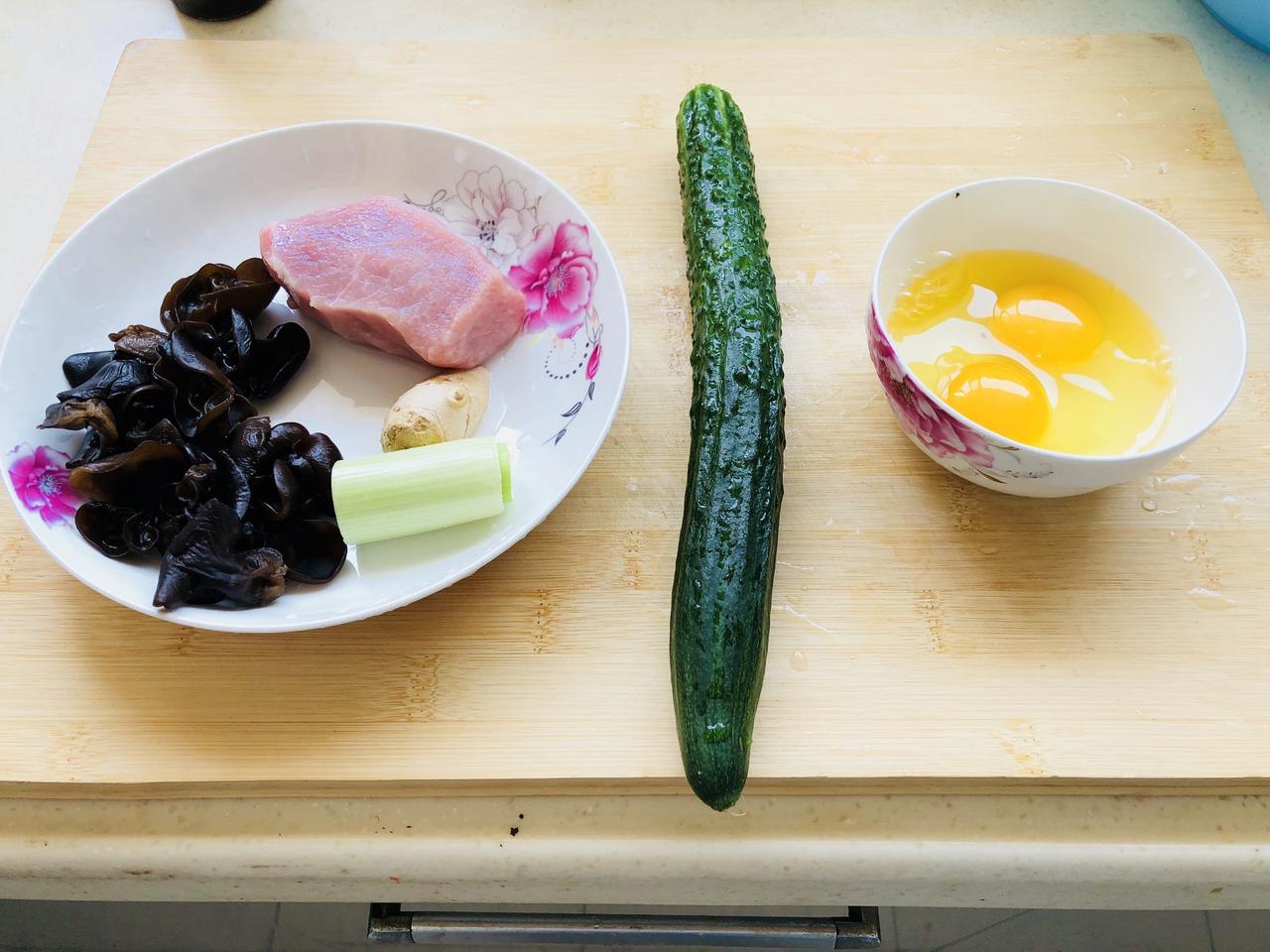 木须肉不用去餐馆吃，自己在家做也很简单，点击我的头像，进入我的头条号，立马看到详