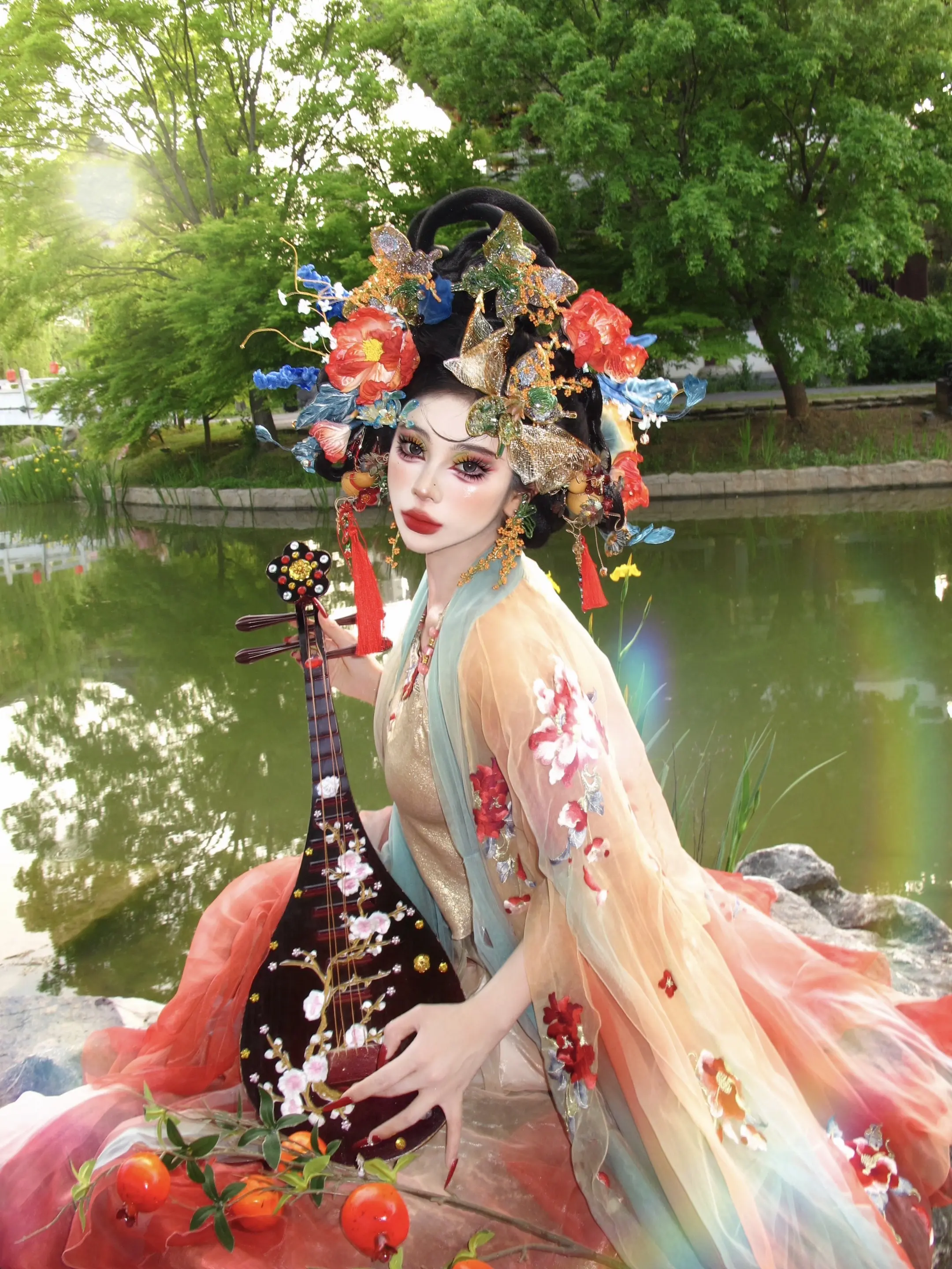 她抱着琵琶，坐在洛水之畔，眉眼间的风情，是牡丹城独有的韵致。