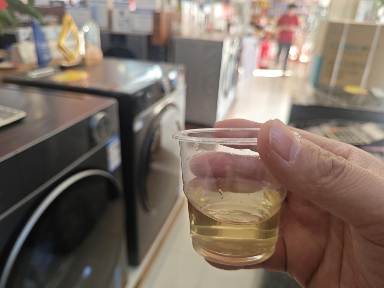 进门一杯茶，是广东客家人千年不变的习俗。这杯茶，不一定是名贵的好茶，往往是山间采