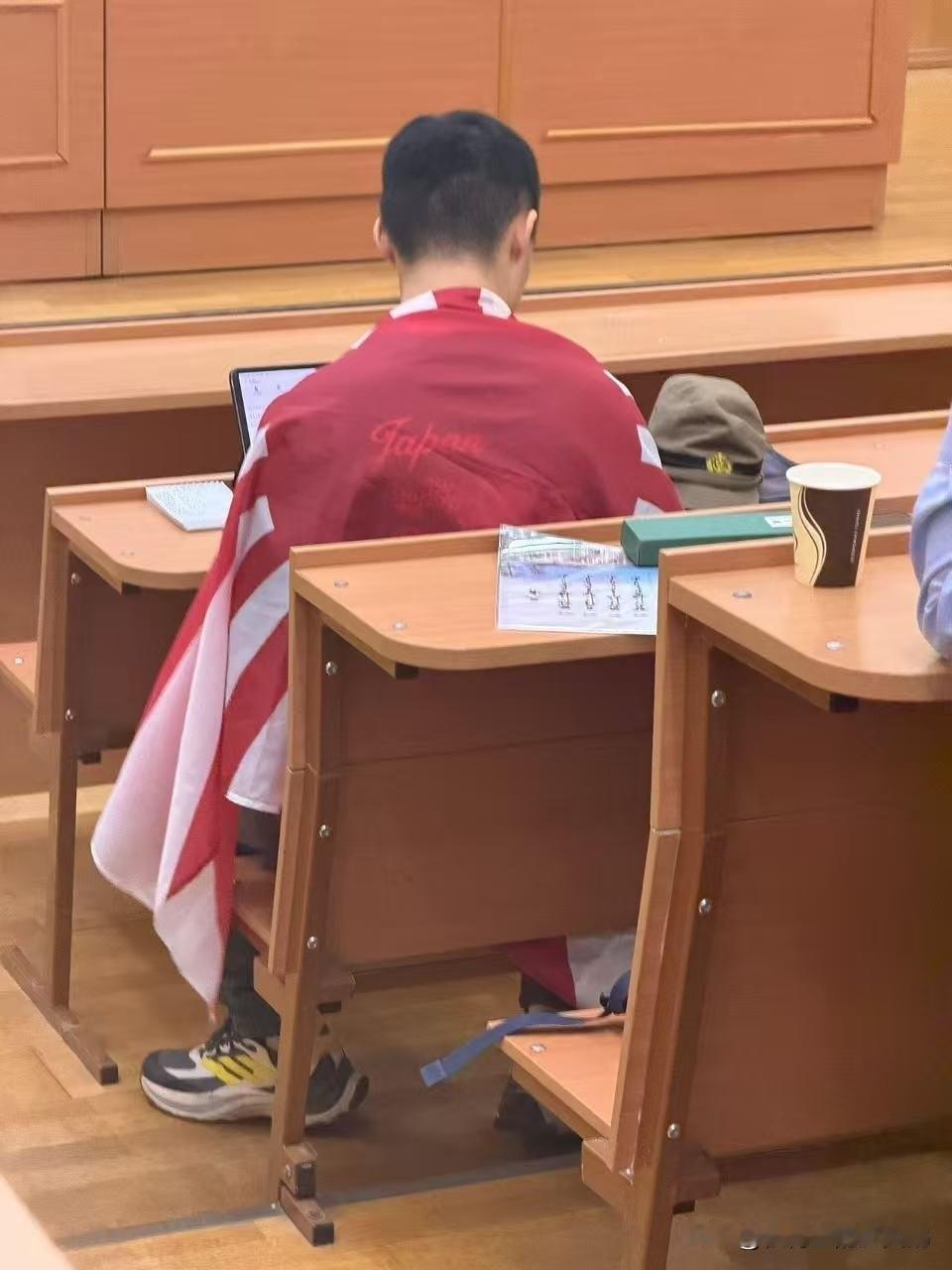 网友爆料:莫斯科国立大学历史系的一个中国男留子，公然在梯形教室课堂上身披军国主义